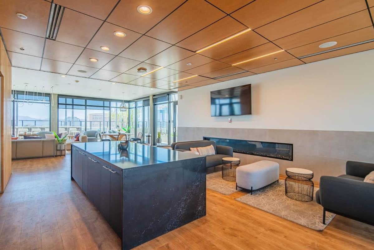 Detailed 2Bd, Highrise Dt, Pool, Gym, Parking, Sleeps 8 Apartment Phoenix Exterior foto