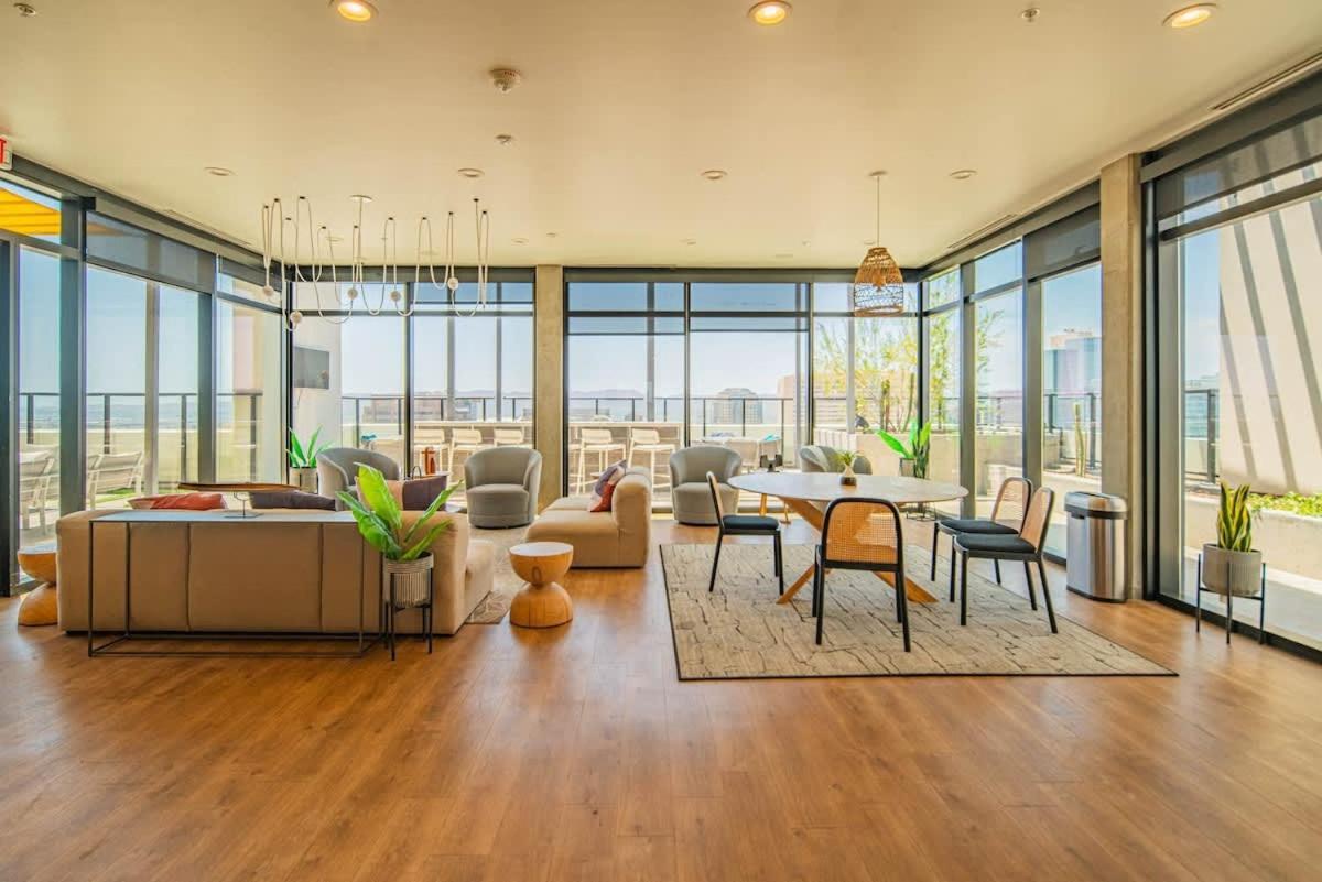 Detailed 2Bd, Highrise Dt, Pool, Gym, Parking, Sleeps 8 Apartment Phoenix Exterior foto
