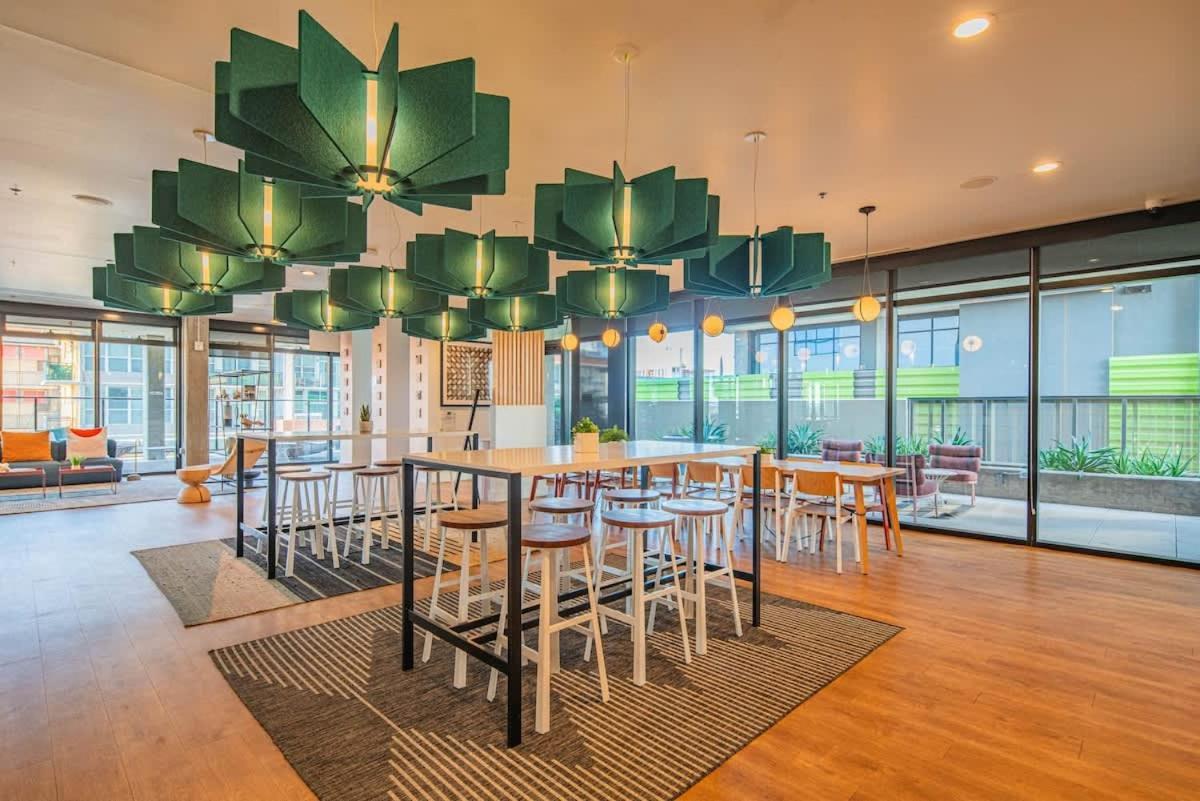Detailed 2Bd, Highrise Dt, Pool, Gym, Parking, Sleeps 8 Apartment Phoenix Exterior foto