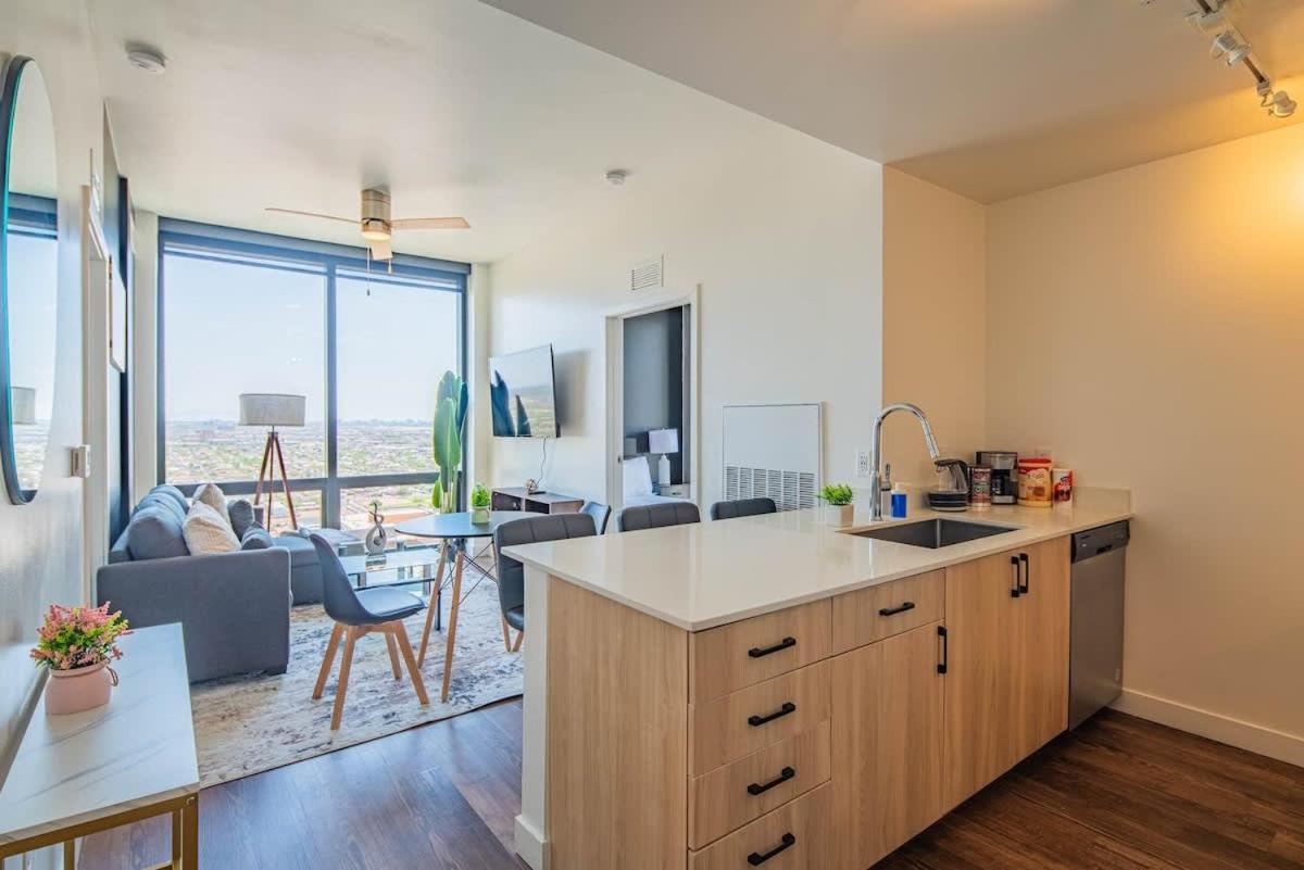 Detailed 2Bd, Highrise Dt, Pool, Gym, Parking, Sleeps 8 Apartment Phoenix Exterior foto